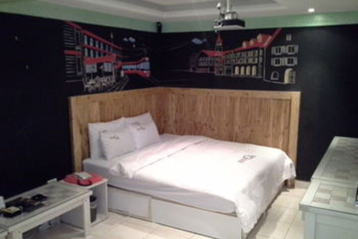 Room 28 of 68