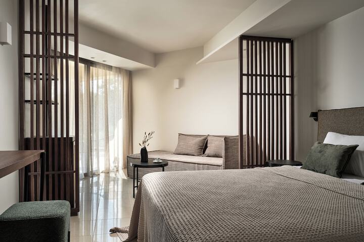 Room 7 of 9