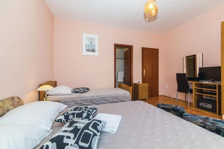 Stunning Home in Okrug Gornji With Wifi and 2 Bedrooms