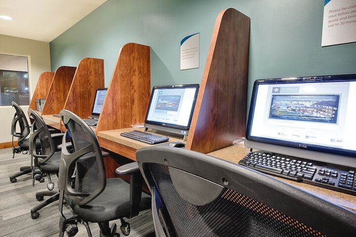 Business Center 18 of 33