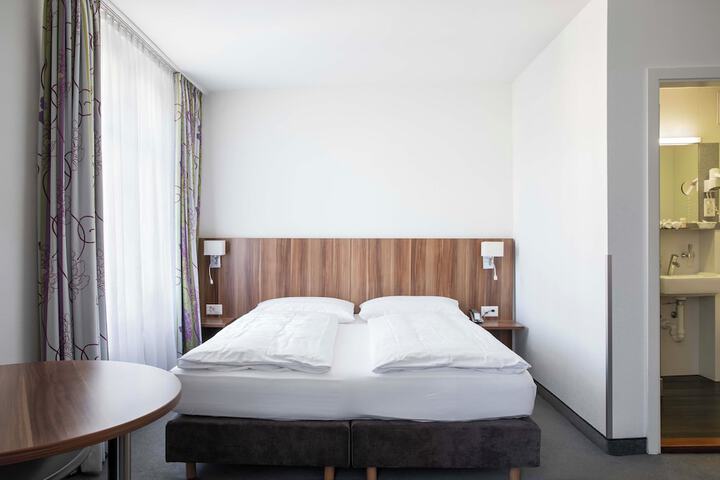 Room 3 of 45