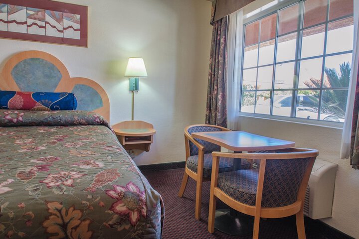 1 Bedroom Standard Queen Bed (3 of 6)