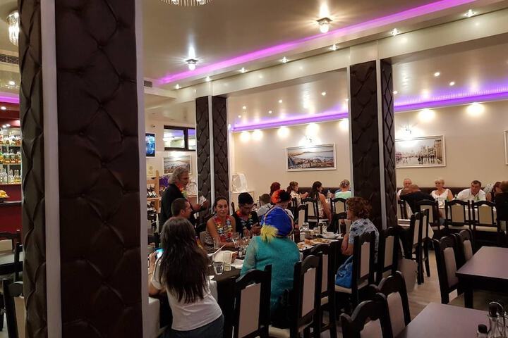 Dining 72 of 99
