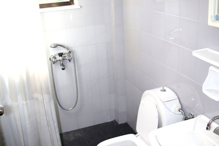 Room 16 of 28