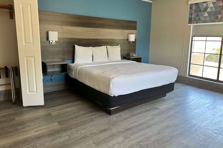 1 King Bed (3 of 14)