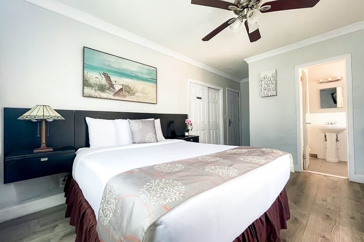 Room 4 of 25