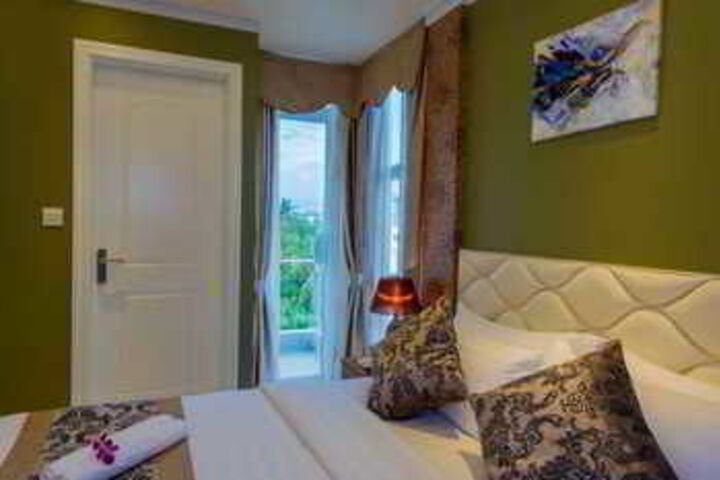Room 12 of 27