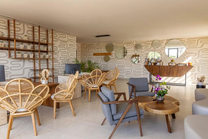 Lobby lounge