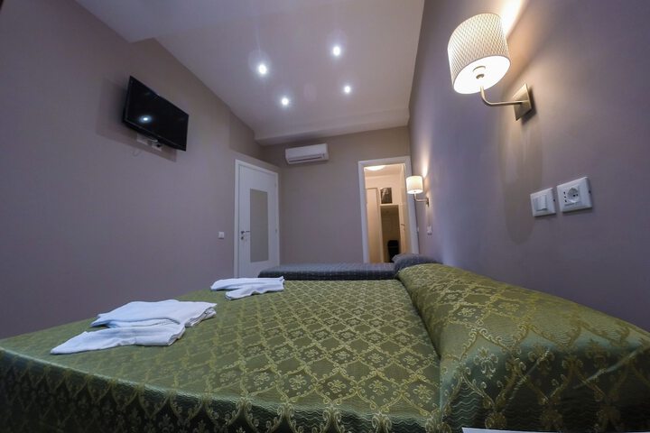 Room 4 of 17