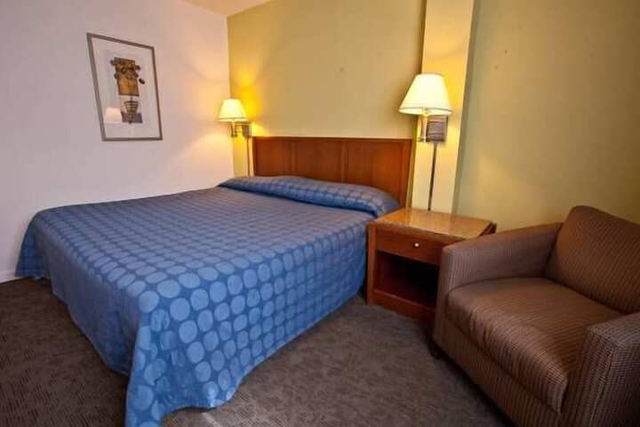 Room 9 of 32