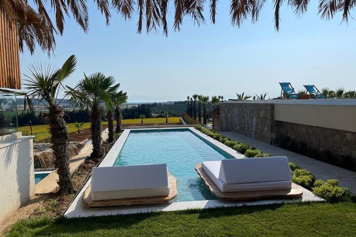 Pool 65 of 100