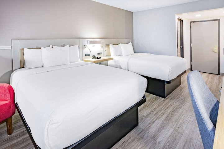 2 Queen Beds (2 of 5)