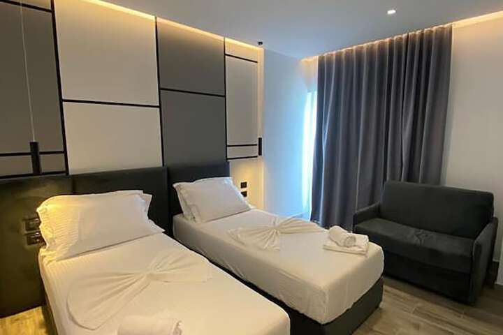 Room 11 of 33