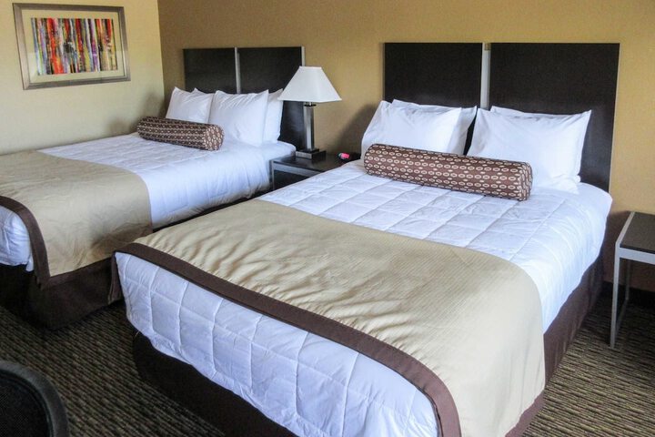 2 Queen Beds (2 of 17)