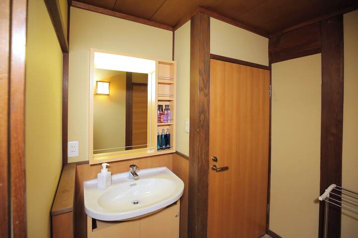 Room 27 of 71