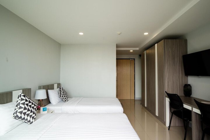 Room 9 of 32
