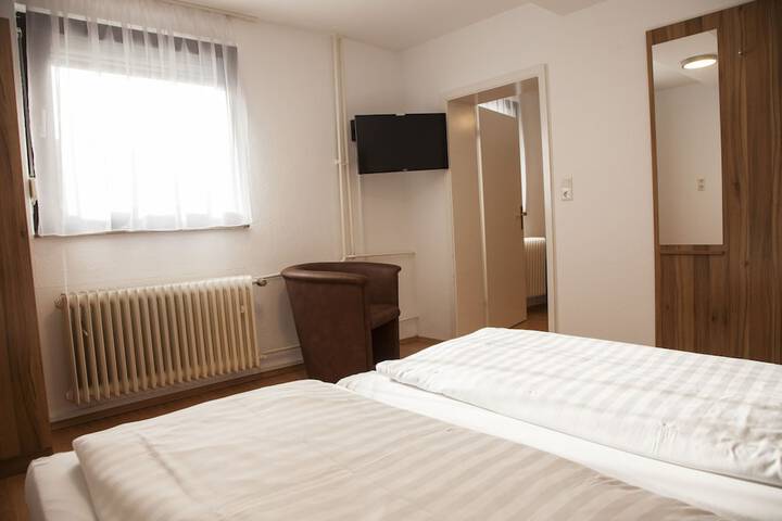 Room 3 of 76