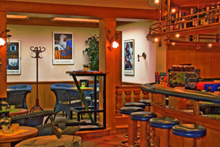 Lounge 10 of 19