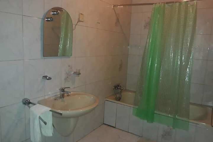 Room 11 of 28