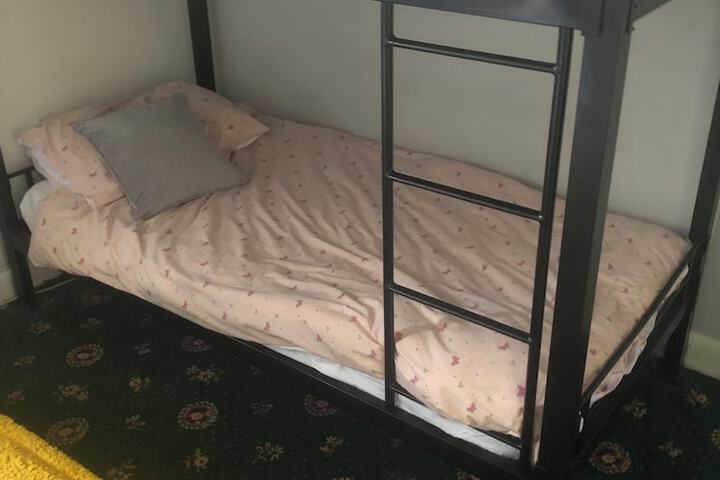 Room 6 of 8