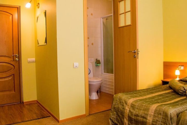 Room 8 of 115