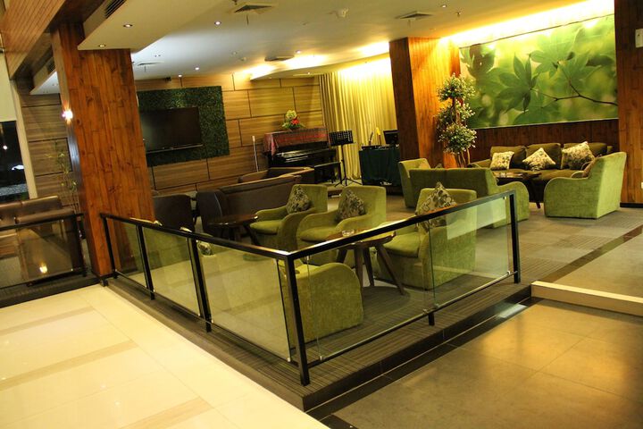 Lounge 25 of 33