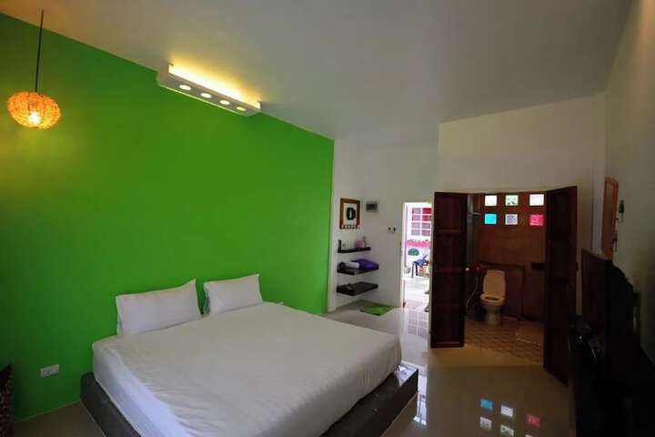 Room 6 of 76