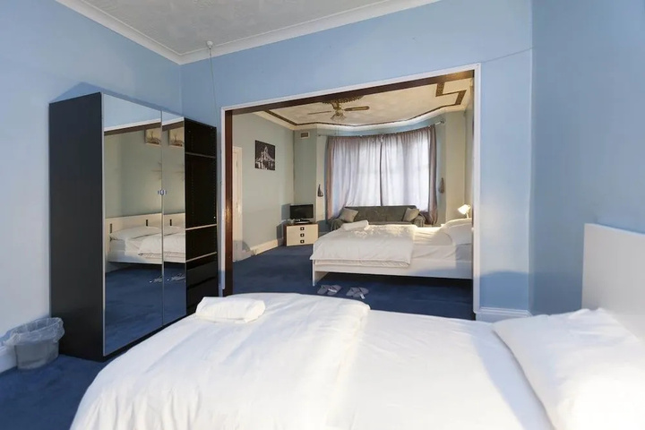 Room 4 of 10