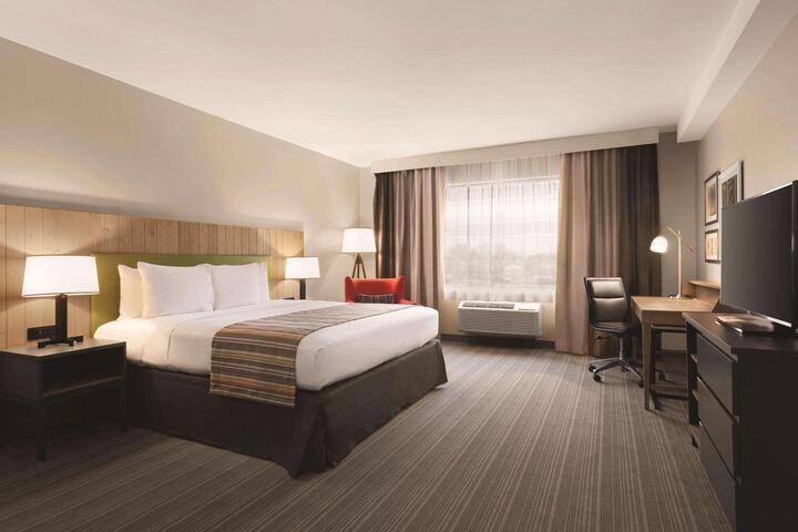 1 King Bed (3 of 10)