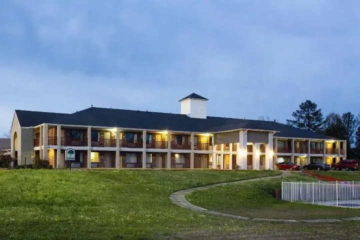 Exterior of Oak Tree Inn Macon Mississippi