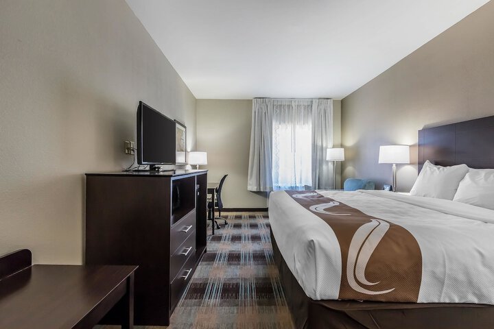 1 King Bed Accessible (2 of 11)