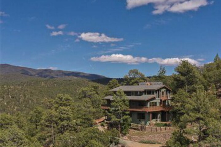 Summit Sanctuary 3 Bedrooms, Sleeps 8, Mountain Views