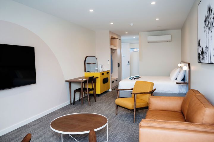 Room 6 of 18