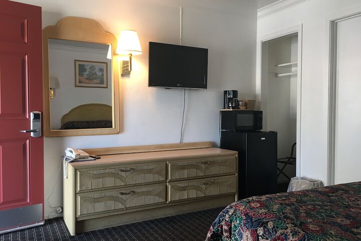 1 Queen Bed (9 of 9)