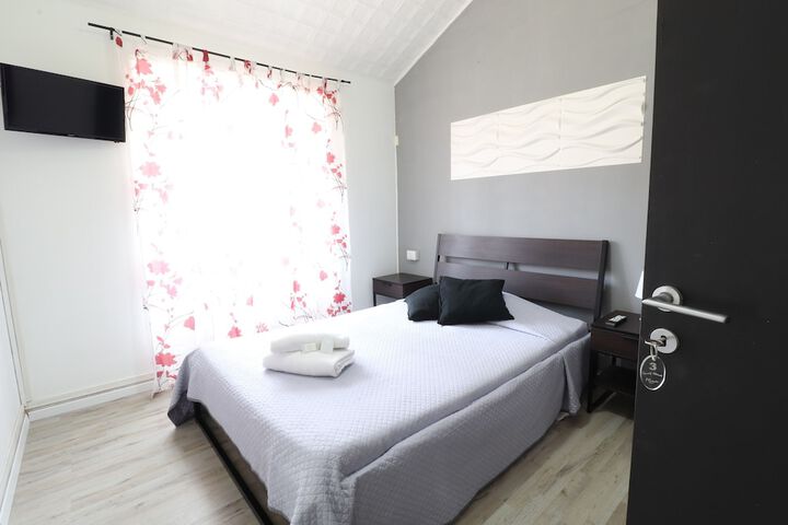 Room 4 of 9