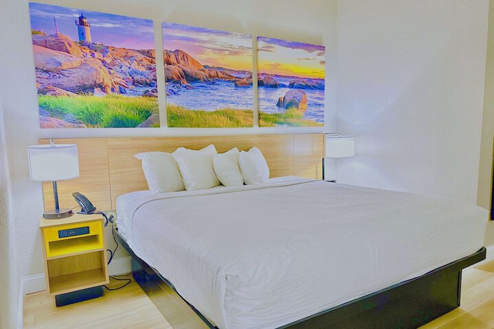 1 King Bed (5 of 8)