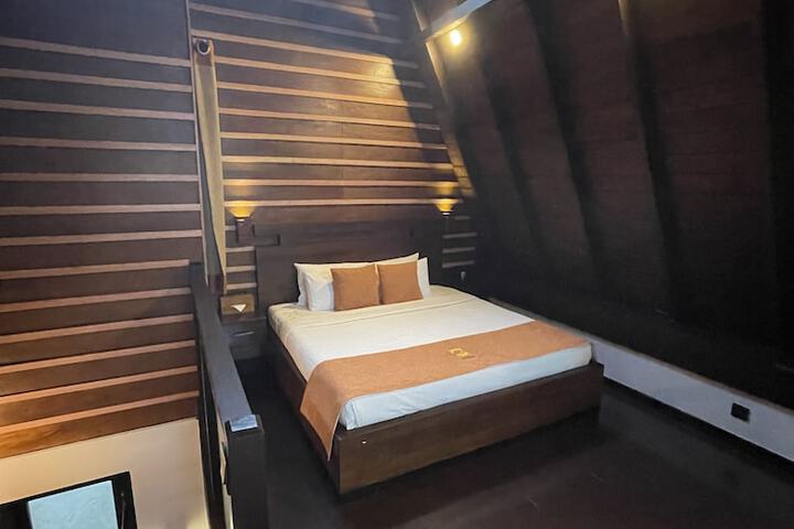 Room 32 of 80