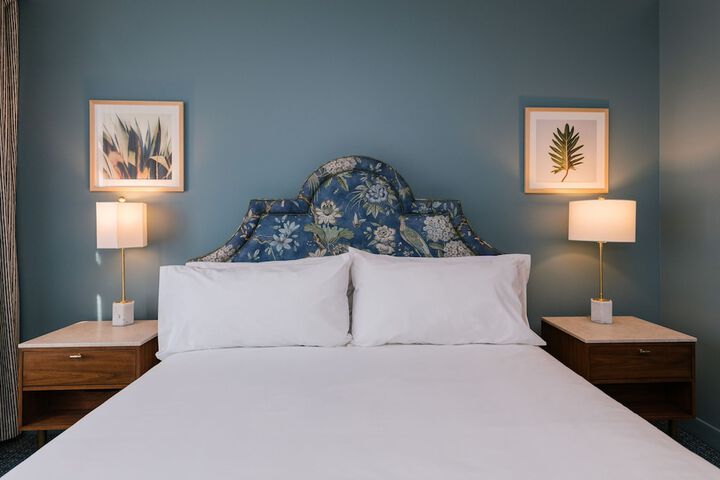 Deluxe King Bed (4 of 22)
