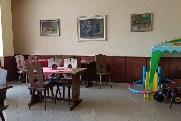Lobby lounge