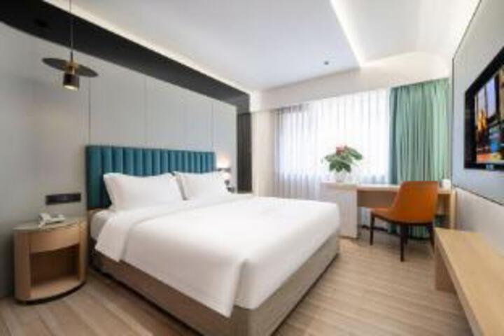 Room 9 of 11