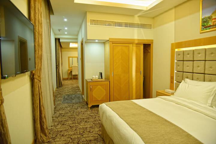Room 9 of 33