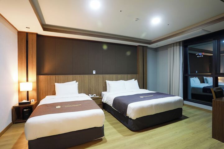 Room 13 of 37