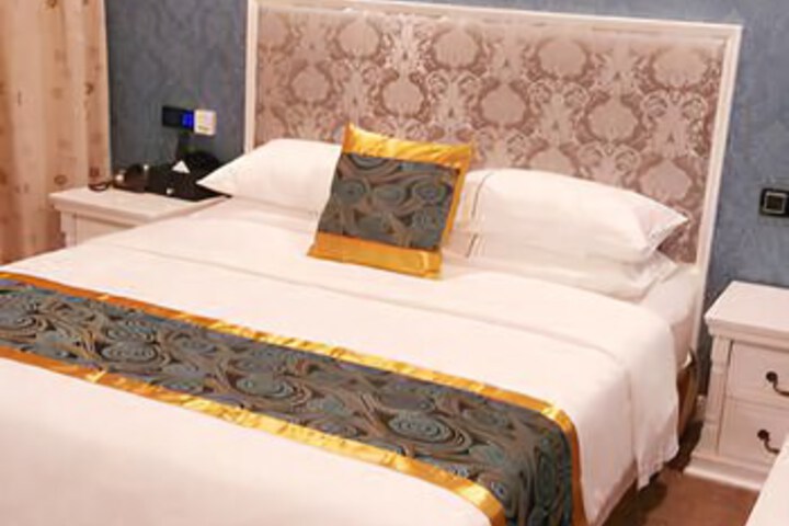 Room 4 of 8