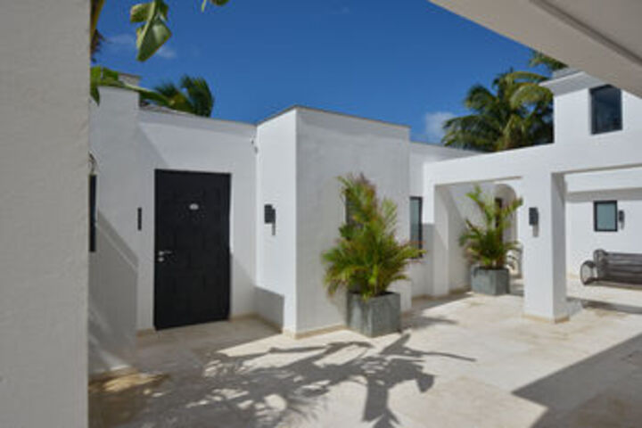 Hotel Exterior 14 of 36