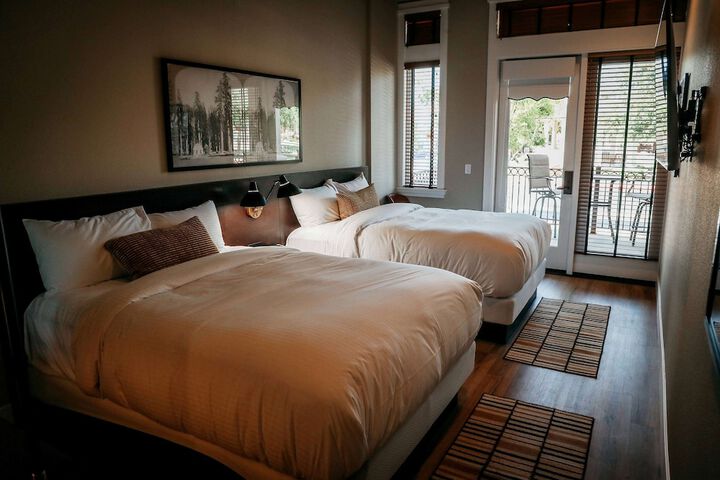 1 Queen Bed (4 of 7)