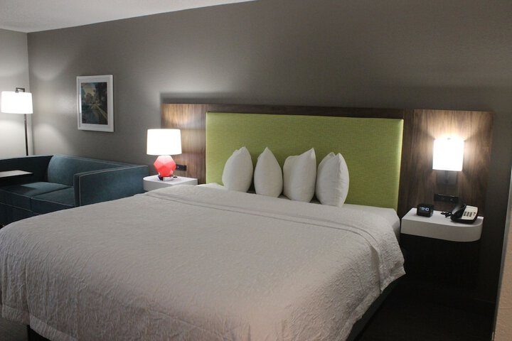 1 King Bed Study with Sofa Bed (2 of 23)
