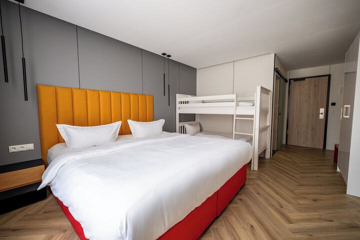 Room 33 of 80