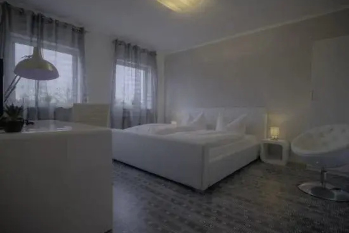 Room 3 of 8