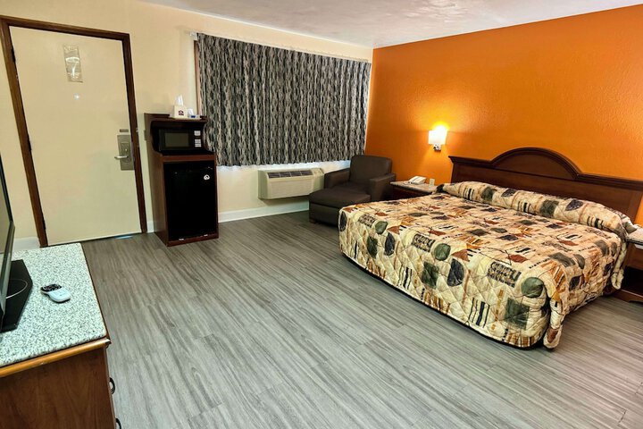 1 King Bed (2 of 5)