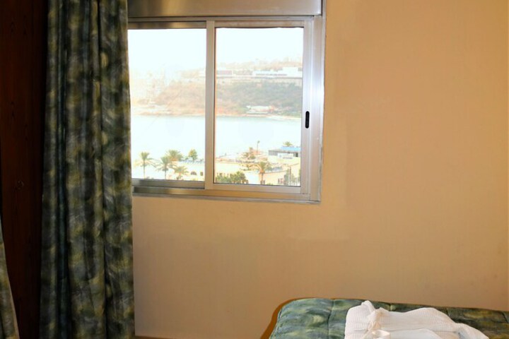 Room 8 of 40